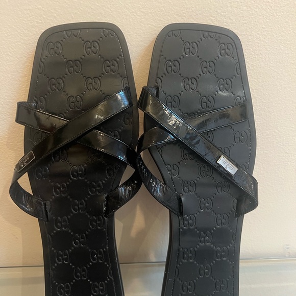 Authentic Gucci slide in almost New Condition. Worn 1X. This is UNISEX..Size 9.5 - Picture 11 of 12